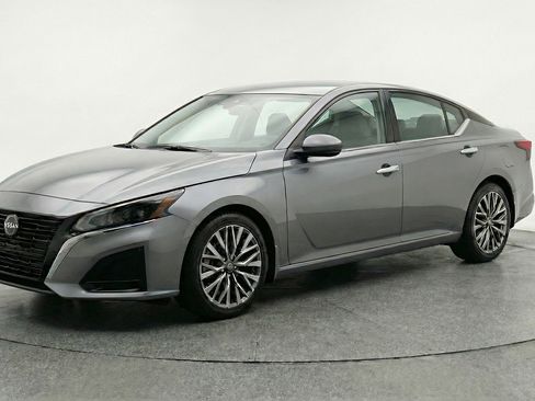 Used 2025 Nissan Altima 2.5 SV image 3