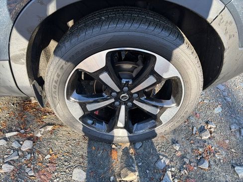 Used 2022 Volvo XC40 T5 Momentum w/ Premium Package image 6