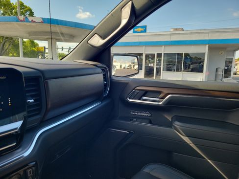 Used 2024 Chevrolet Silverado 1500 High Country w/ Technology Package AWD/4WD image 28