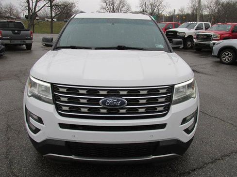 Used 2017 Ford Explorer XLT w/ Equipment Group 202A image 3