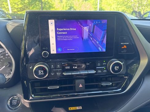 Used 2023 Toyota Highlander XLE image 4