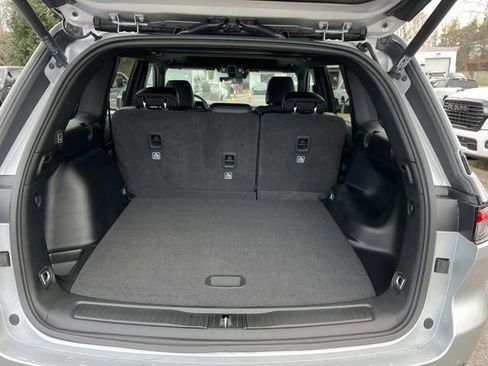 New 2025 Jeep Grand Cherokee Altitude image 12