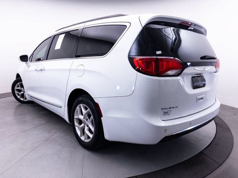 Used 2017 Chrysler Pacifica Touring-L w/ Tire & Wheel Group FWD image 2