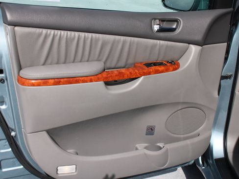 Used 2009 Toyota Sienna XLE image 10