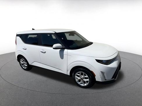 Used 2025 Kia Soul LX w/ LX Technology Package FWD image 2