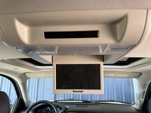 Used 2014 Chevrolet Suburban LTZ RWD image 25