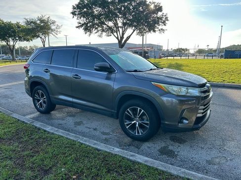Used 2019 Toyota Highlander LE FWD image 8