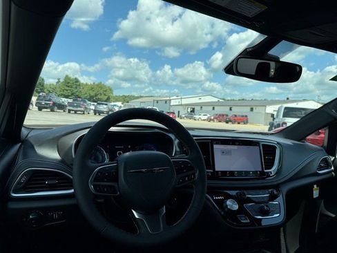 New 2026 Chrysler Pacifica Select image 8