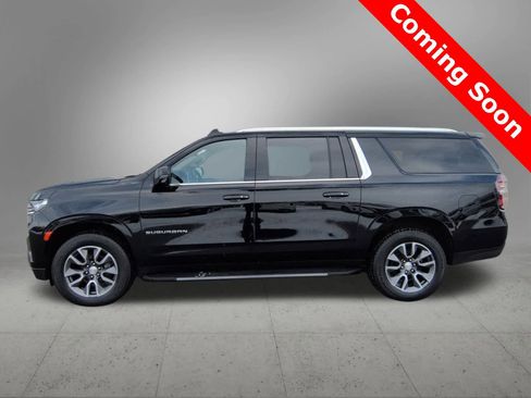 Used 2022 Chevrolet Suburban LT w/ Luxury Package image 3