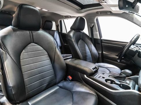 Used 2022 Toyota Highlander XLE AWD/4WD image 15