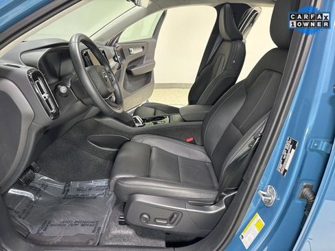 Used 2025 Volvo XC40 B5 Plus image 12