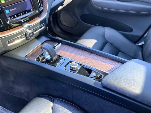 Used 2022 Volvo XC60 B5 Momentum w/ Climate Package image 15