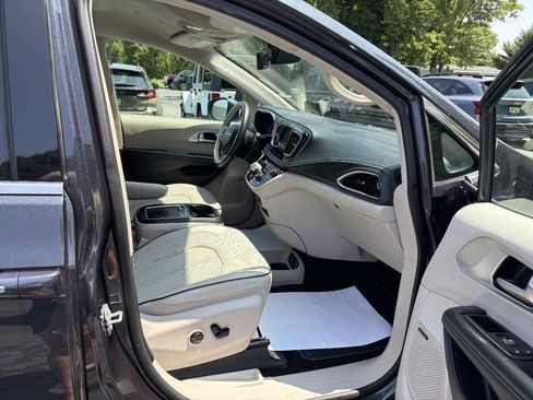 Used 2020 Chrysler Pacifica Limited FWD image 11