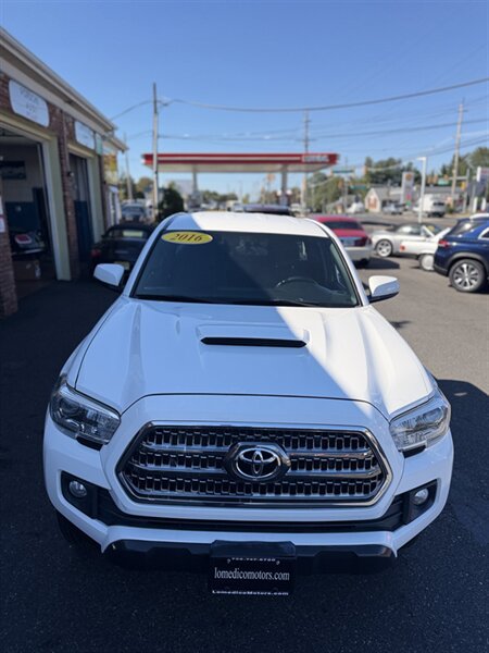 Used 2016 Toyota Tacoma TRD Sport AWD/4WD image 7