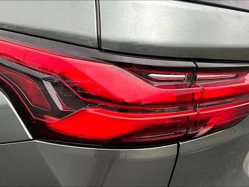 Used 2023 Chevrolet Traverse LT image 30