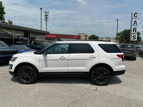 Used 2017 Ford Explorer XLT w/ Equipment Group 202A AWD/4WD image 2