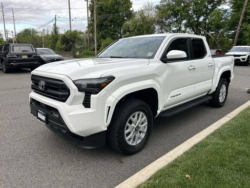 Used 2025 Toyota Tacoma SR5 w/ SR5 Upgrade Package AWD/4WD image 4