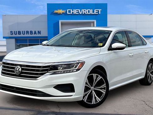 Used 2022 Volkswagen Passat 2.0T SE image 1