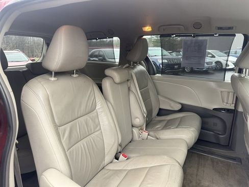 Used 2018 Toyota Sienna XLE image 38