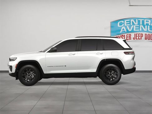 New 2025 Jeep Grand Cherokee Altitude image 3