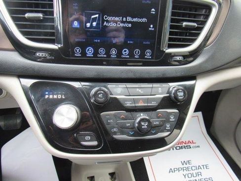 Used 2017 Chrysler Pacifica Touring-L image 18