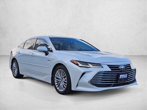 Used 2019 Toyota Avalon Limited image 3