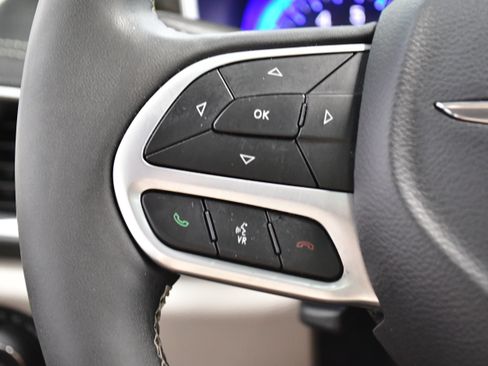 Used 2024 Chrysler Pacifica Limited FWD image 27