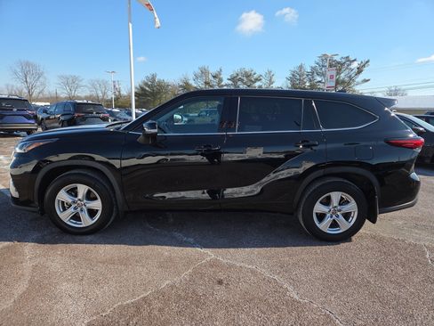 Used 2022 Toyota Highlander LE image 5