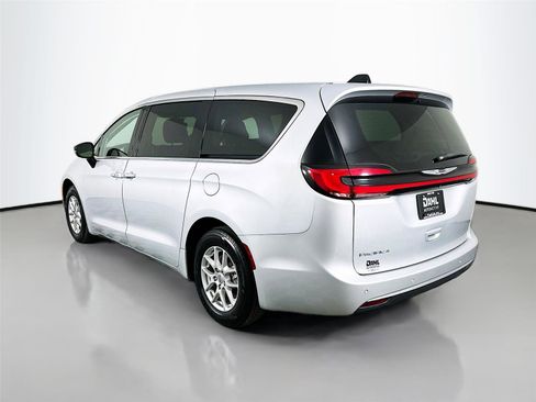 Used 2024 Chrysler Pacifica Touring-L image 10