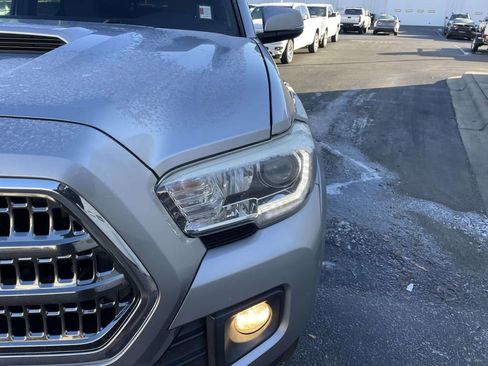 Used 2017 Toyota Tacoma TRD Sport image 13
