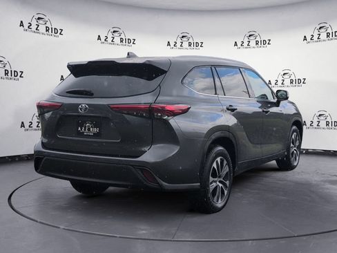 Used 2022 Toyota Highlander XLE FWD image 6