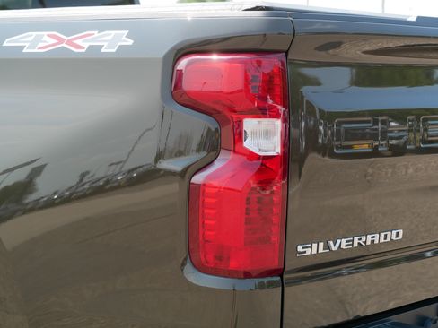 Used 2023 Chevrolet Silverado 1500 LT AWD/4WD image 17