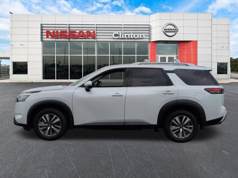 Used 2025 Nissan Pathfinder SL AWD/4WD image 6