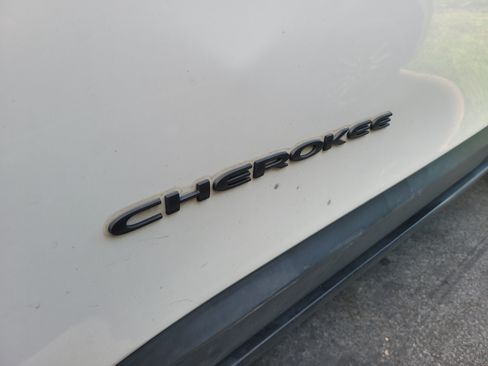 Used 2015 Jeep Cherokee Trailhawk w/ Comfort/Convenience Group AWD/4WD image 9