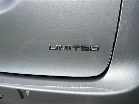 Used 2024 Chrysler Pacifica Limited FWD image 21