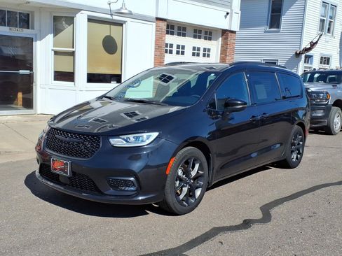 Used 2023 Chrysler Pacifica Touring-L w/ S Appearance Package FWD image 2