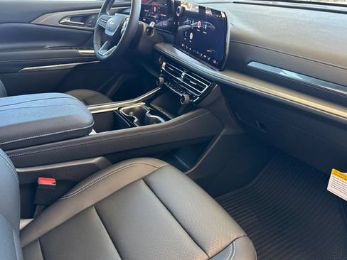 New 2026 Chevrolet Traverse LT w/ Sun and Wheel Package FWD image 24