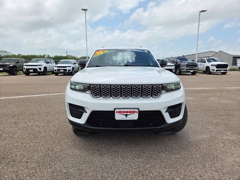 Used 2024 Jeep Grand Cherokee Altitude AWD/4WD image 2