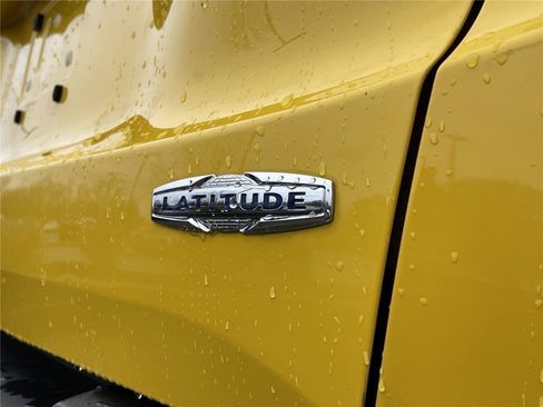 Used 2016 Jeep Renegade Latitude w/ Cold Weather Group FWD image 11