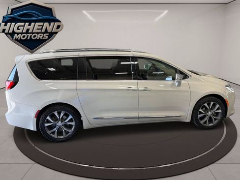 Used 2017 Chrysler Pacifica Limited FWD image 6