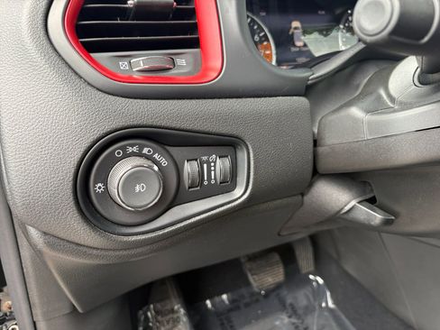 Used 2023 Jeep Renegade Latitude AWD/4WD image 20