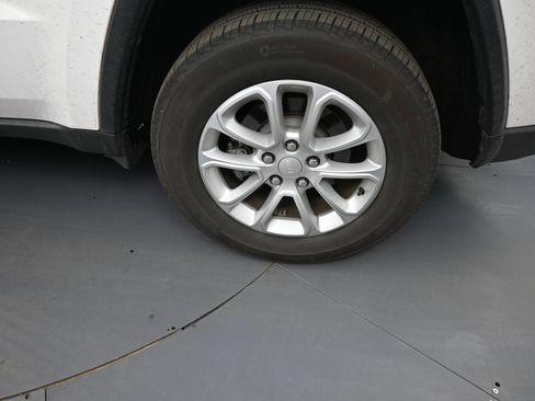 Used 2021 Jeep Grand Cherokee Laredo image 20