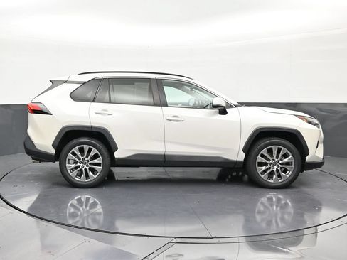 Used 2022 Toyota RAV4 XLE Premium FWD image 6