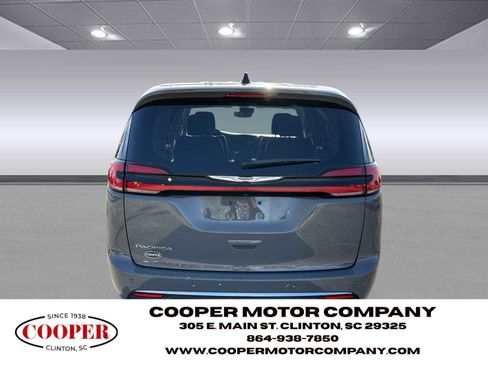 Used 2023 Chrysler Pacifica Touring-L image 6