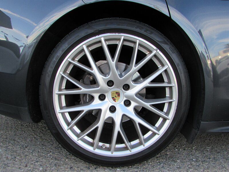 Used 2018 Porsche Panamera image 33