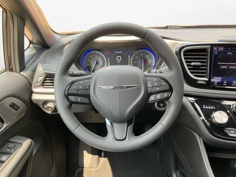 Used 2025 Chrysler Pacifica Limited FWD image 12