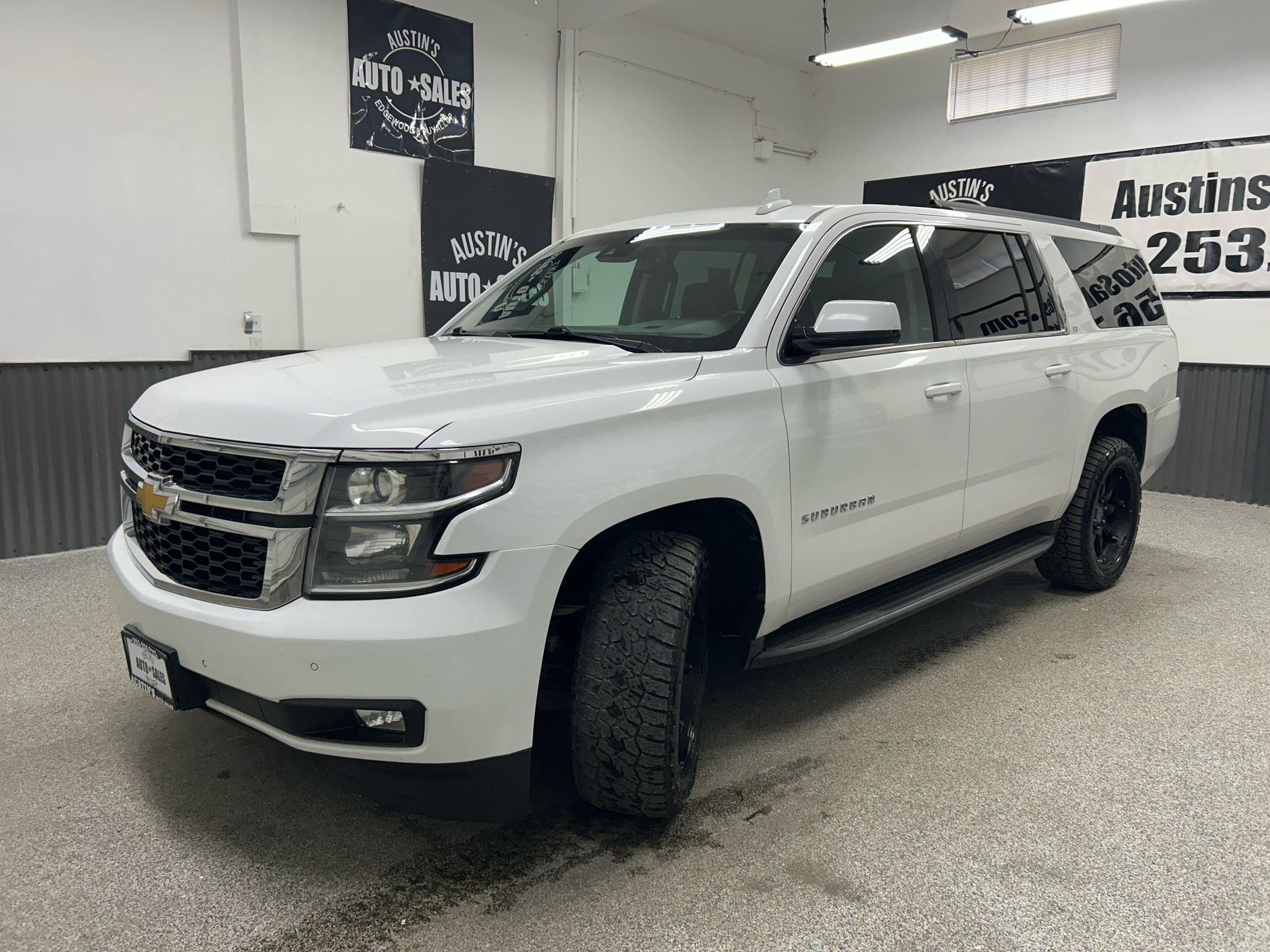 Used 2015 Chevrolet Suburban LT w/ Luxury Package AWD/4WD image 3