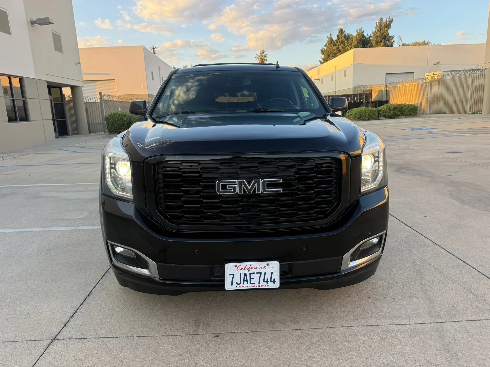 Used 2015 GMC Yukon XL Denali w/ Touring Package AWD/4WD image 2