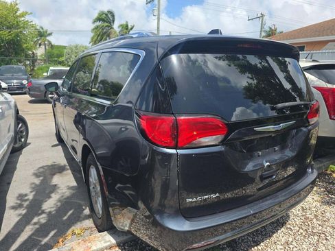 Used 2020 Chrysler Pacifica Touring-L w/ Advanced Safetytec Group image 4