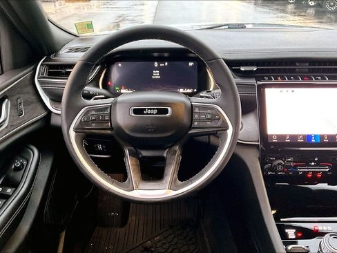 Used 2025 Jeep Grand Cherokee Limited w/ Black Appearance Package image 5